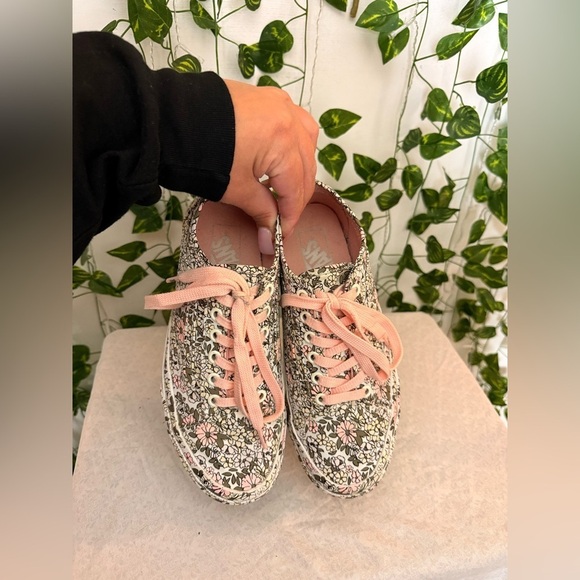 Vans Off The Wall Mono Floral Lace Up Shoes - Picture 6 of 8